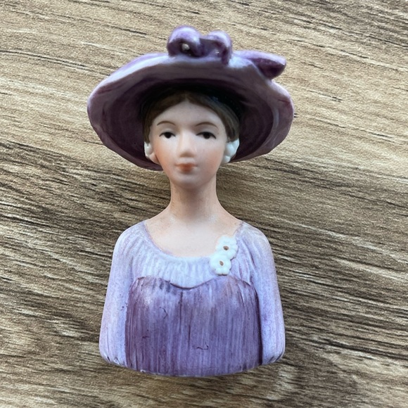 Vintage AVON American Fashion Silhouette Thimble Circa 1947 Dior 1984 IN BOX! - Picture 3 of 5